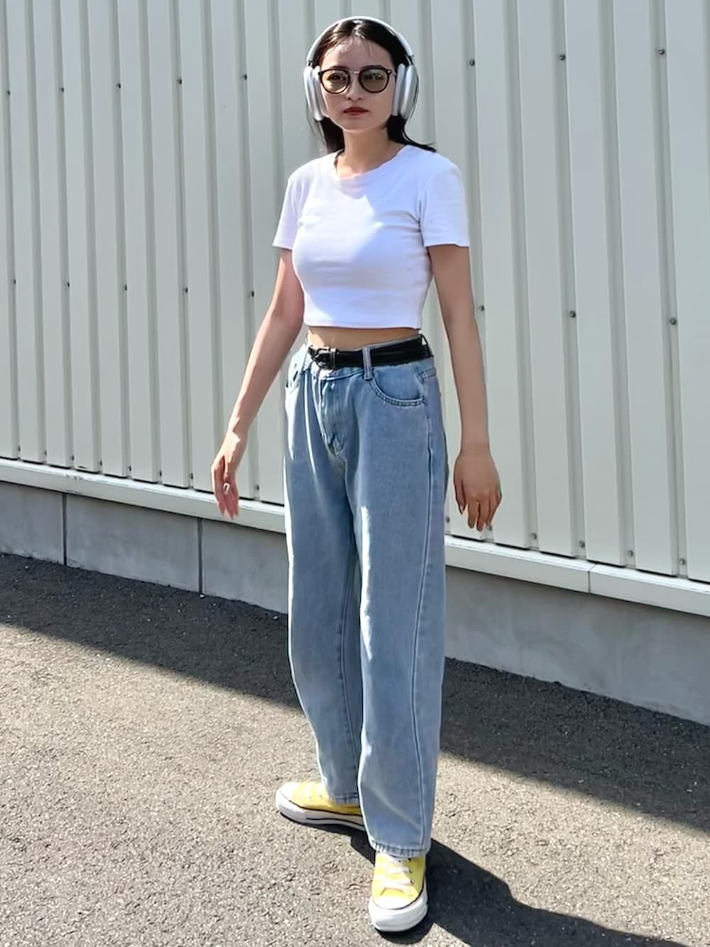 ホワイト系のTシャツ/カットソー、ブルー系のデニムパンツ、イエロー系のスニーカーを着用したレディースの春コーディネートの2枚目の写真