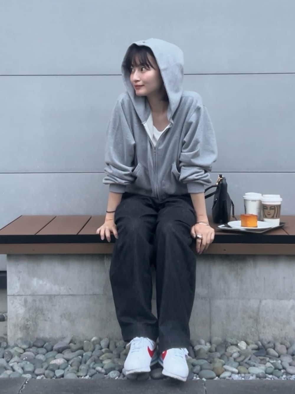 ホワイト系のキャミソール、ホワイト系のスニーカー、グレー系のパーカーを着用したレディースの秋コーディネートの2枚目の写真