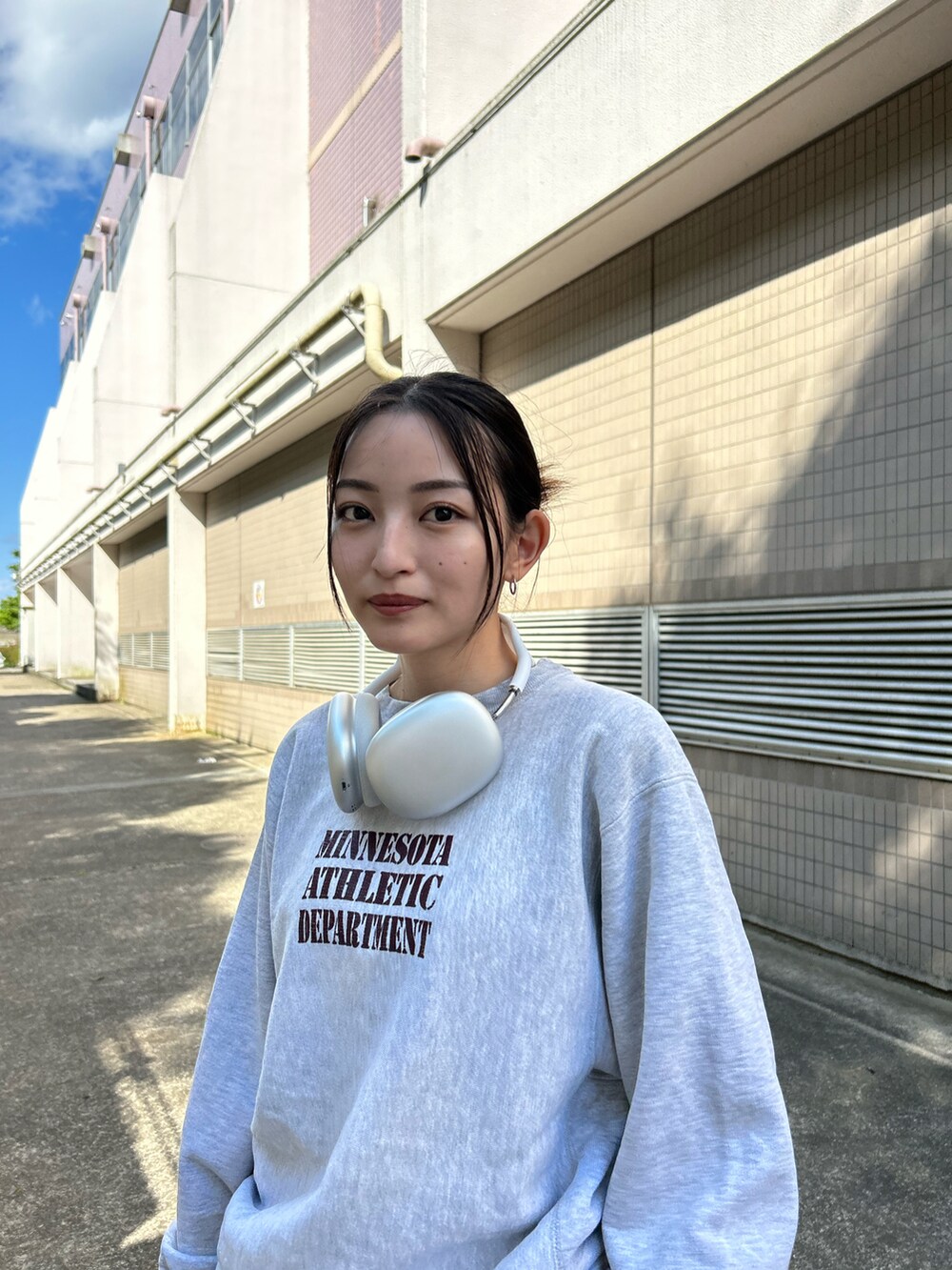 ブラック系のスニーカー、ブルー系のキャップ、シルバー系のヘッドフォン/イヤホンを着用したレディースの夏コーディネートの2枚目の写真