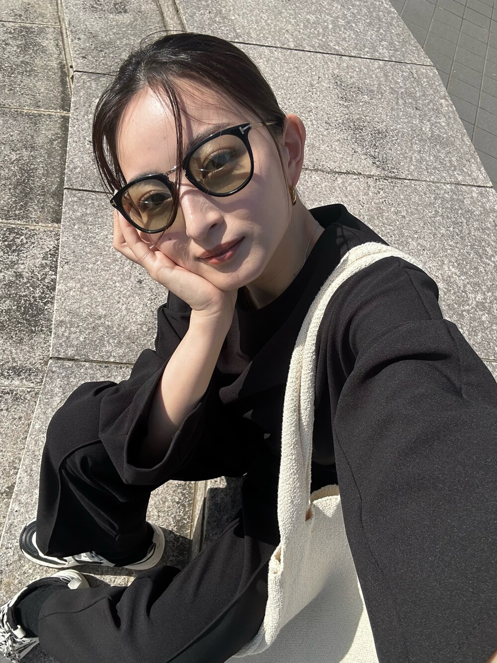 ブラック系のTシャツ/カットソー、ブラック系のスラックス、ブラック系のスニーカーを着用したレディースの春コーディネートの2枚目の写真