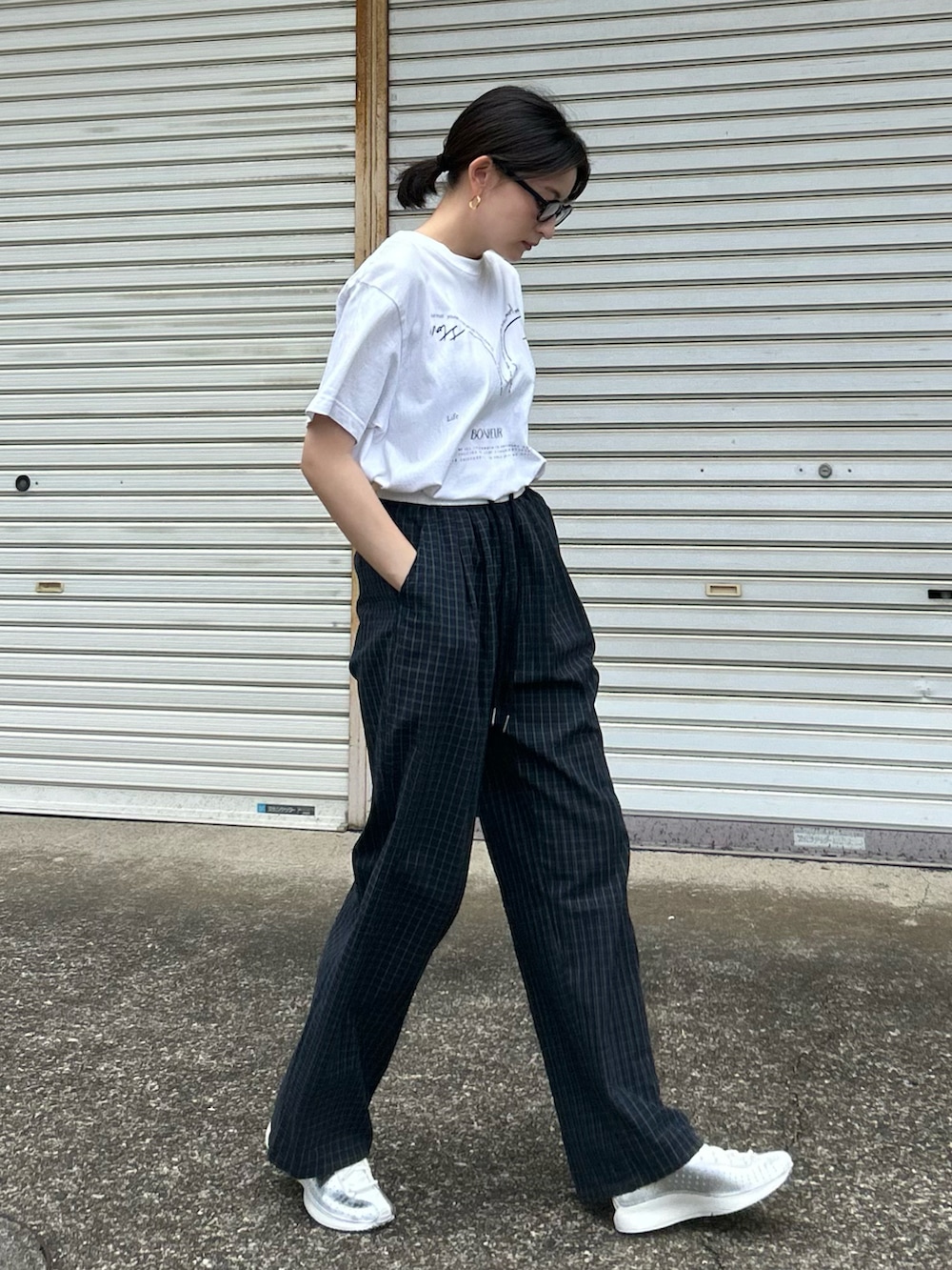 ベージュ系のスニーカーを着用したレディースの夏コーディネートの2枚目の写真