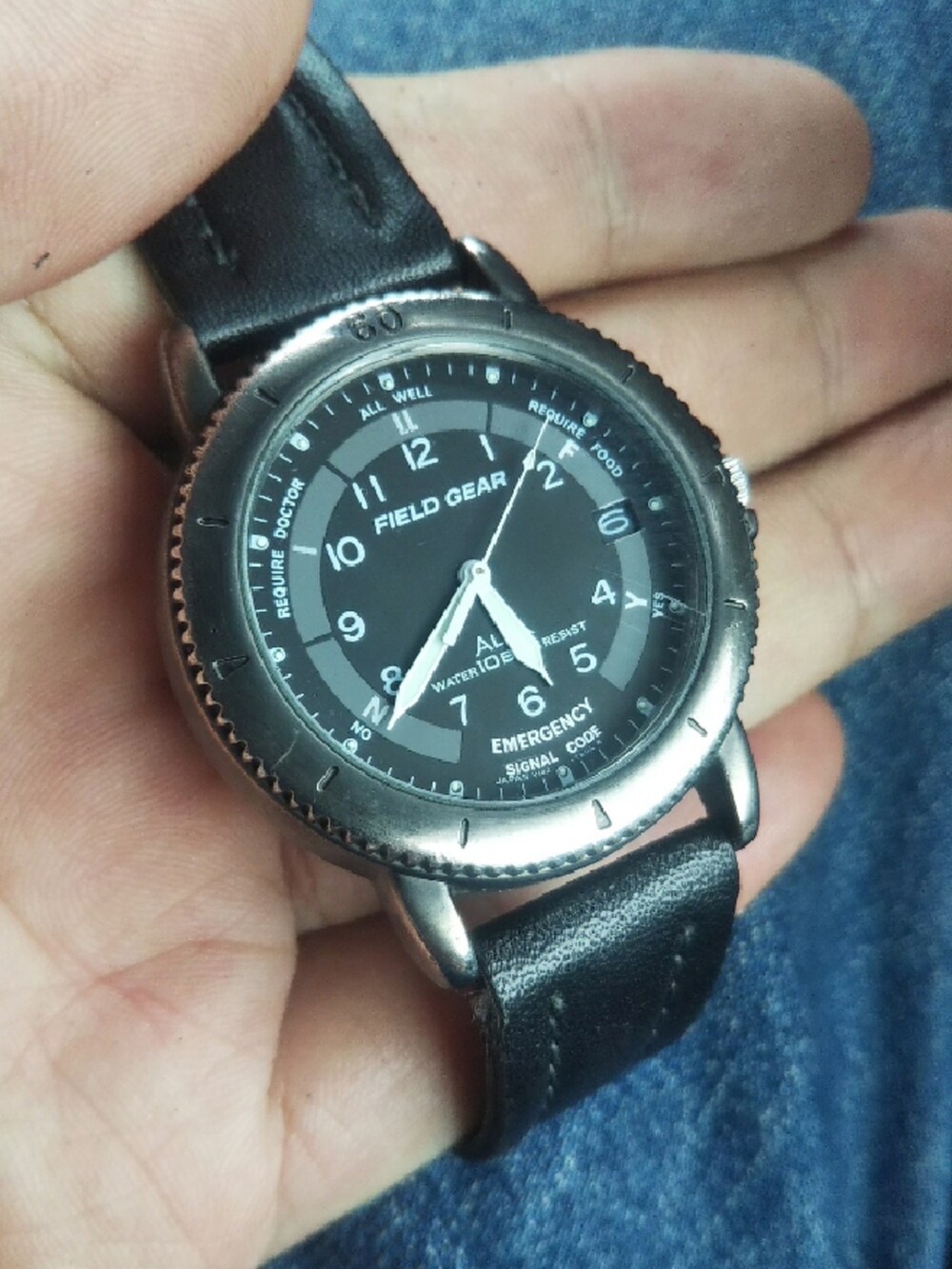 ベージュ系のチノパンツを着用したメンズの夏コーディネートの2枚目の写真