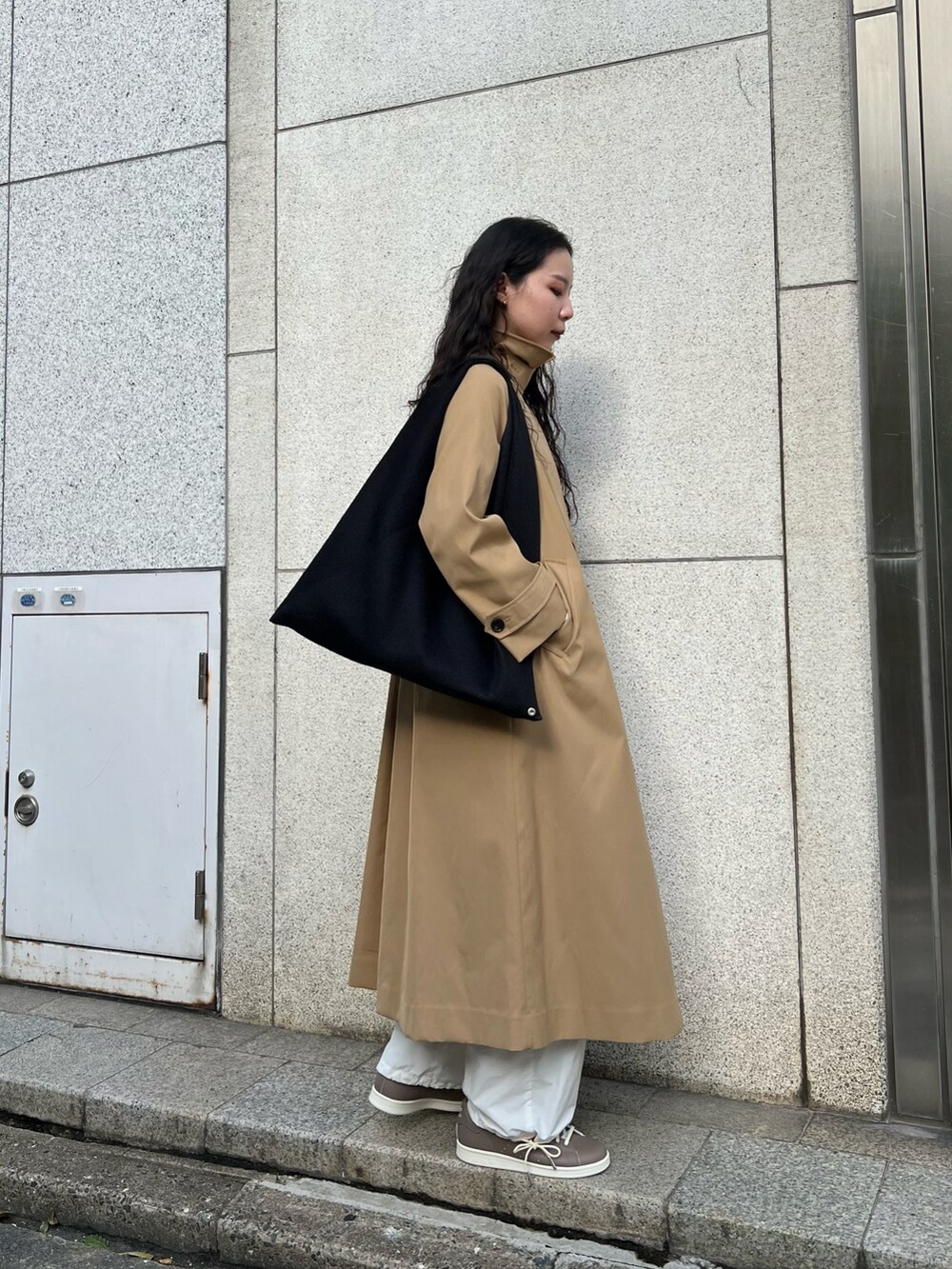「秋コーデ、大人コーデ、秋冬コーデ、秋服準備はじめました、ロングコート、スニーカー、スニーカーコーデ、高身長女子、ステンカラーコート」｜「adidasのSTAN SMITH EXCLUSIVE for URBAN RESEARCH（スニーカー、ブラウン系）」を使った、たなかまいさん（レディース・169cm）の秋コーディネートの2枚目の写真