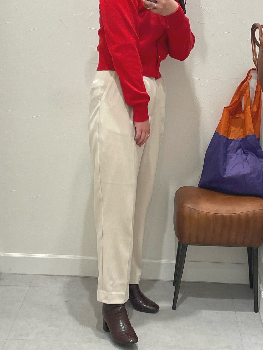 ピンク系のカーディガン/ボレロ、ベージュ系のスラックスを着用したレディースの冬コーディネートの3枚目の写真