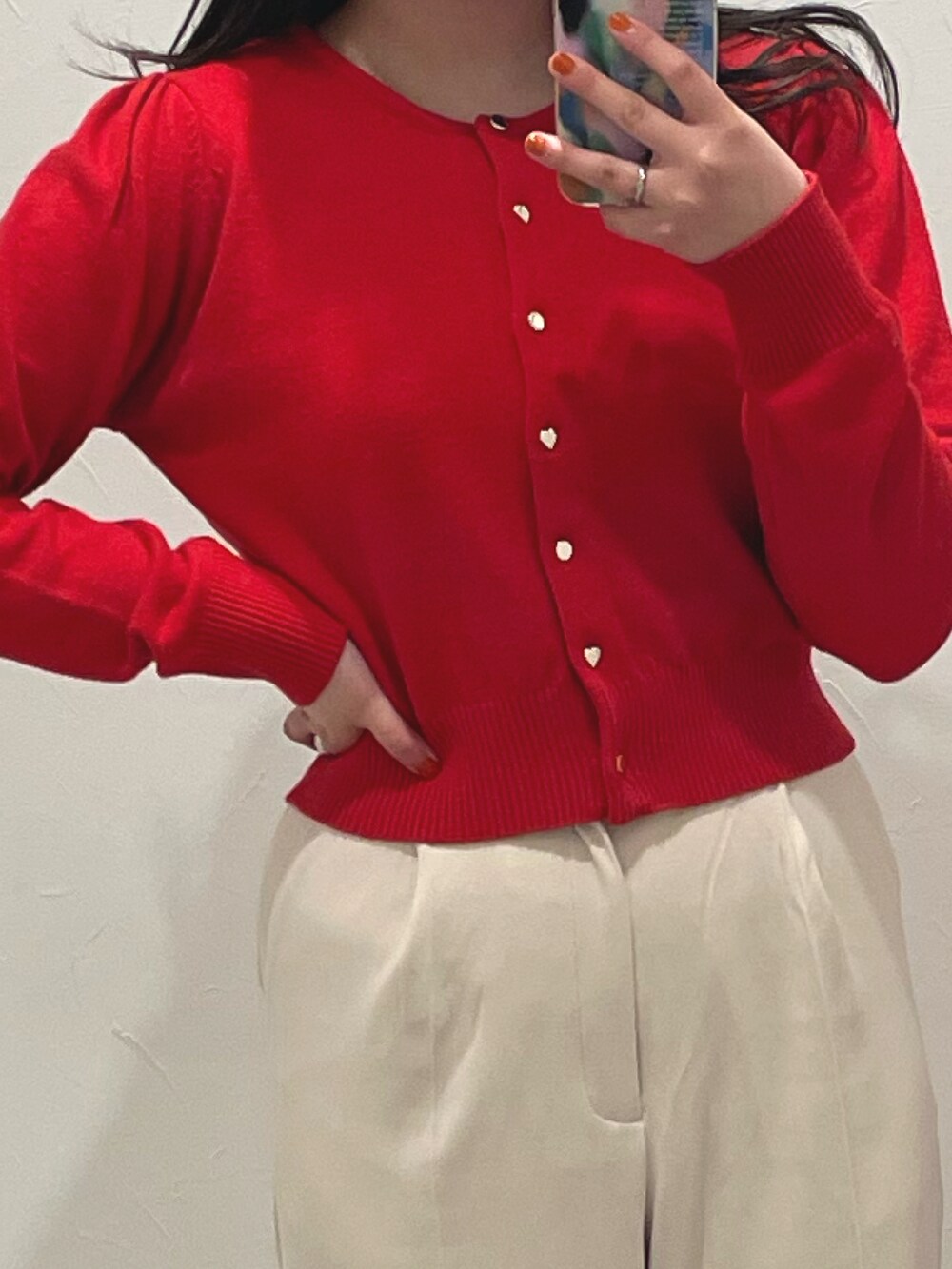 ピンク系のカーディガン/ボレロ、ベージュ系のスラックスを着用したレディースの冬コーディネートの4枚目の写真