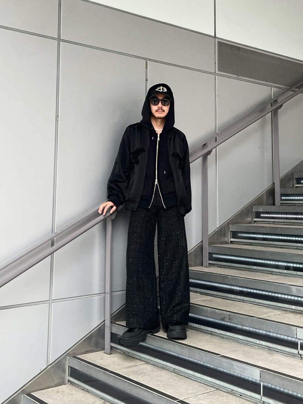 「SHIKITARIのアイテム（パンツ、ブラック系）」を使った、qsssy さん（メンズ・160cm）の秋コーディネートの3枚目の写真