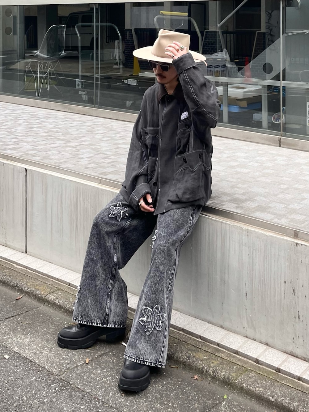 ブラック系のデニムパンツを着用したメンズの春コーディネートの2枚目の写真