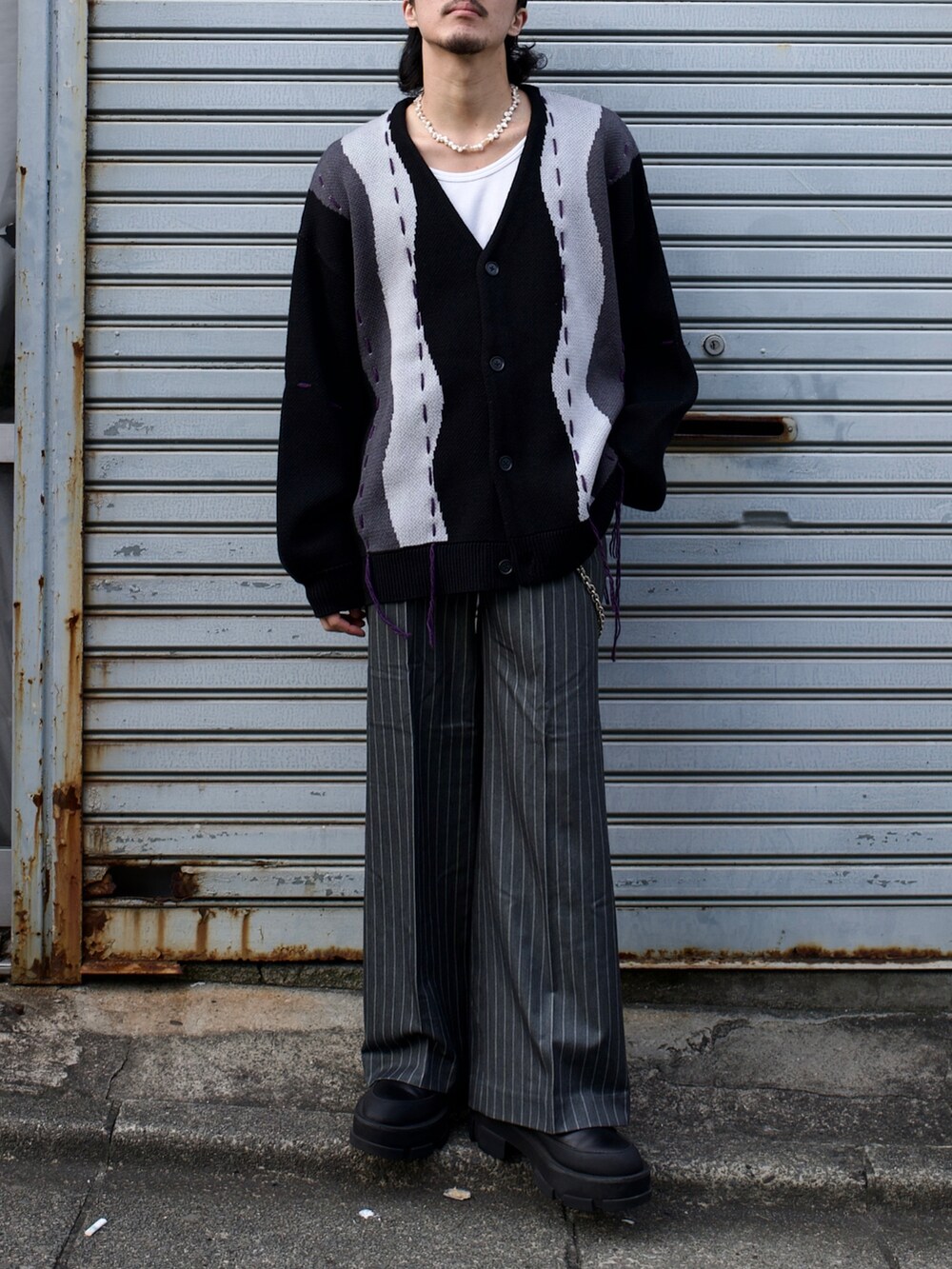 ブラック系のカーディガン/ボレロ、グレー系のパンツを着用したメンズの秋コーディネートの5枚目の写真
