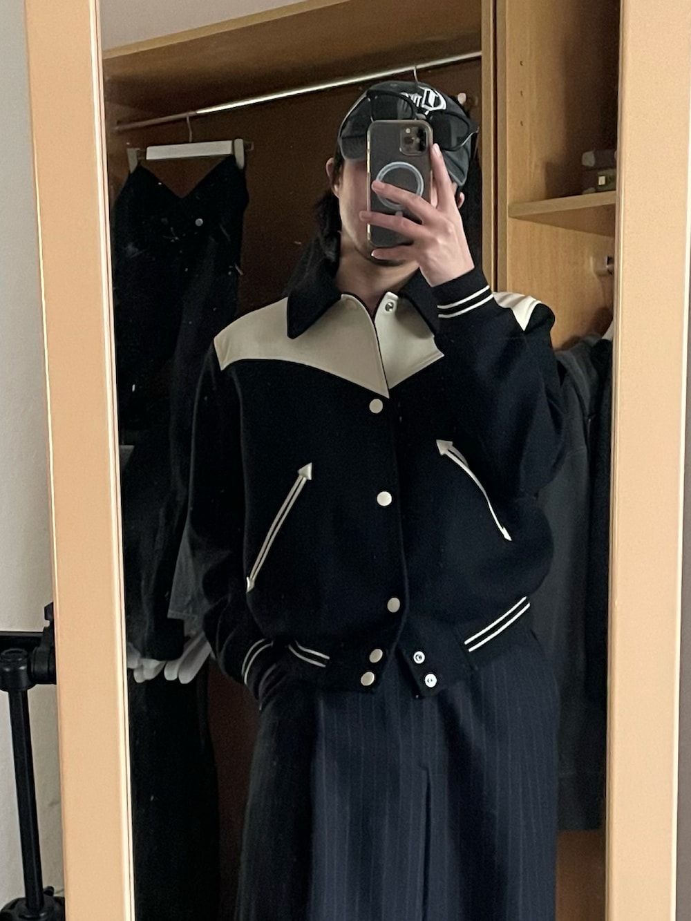 ブラック系のジャケット/アウター、ブラック系のブーツを着用したメンズの冬コーディネートの2枚目の写真