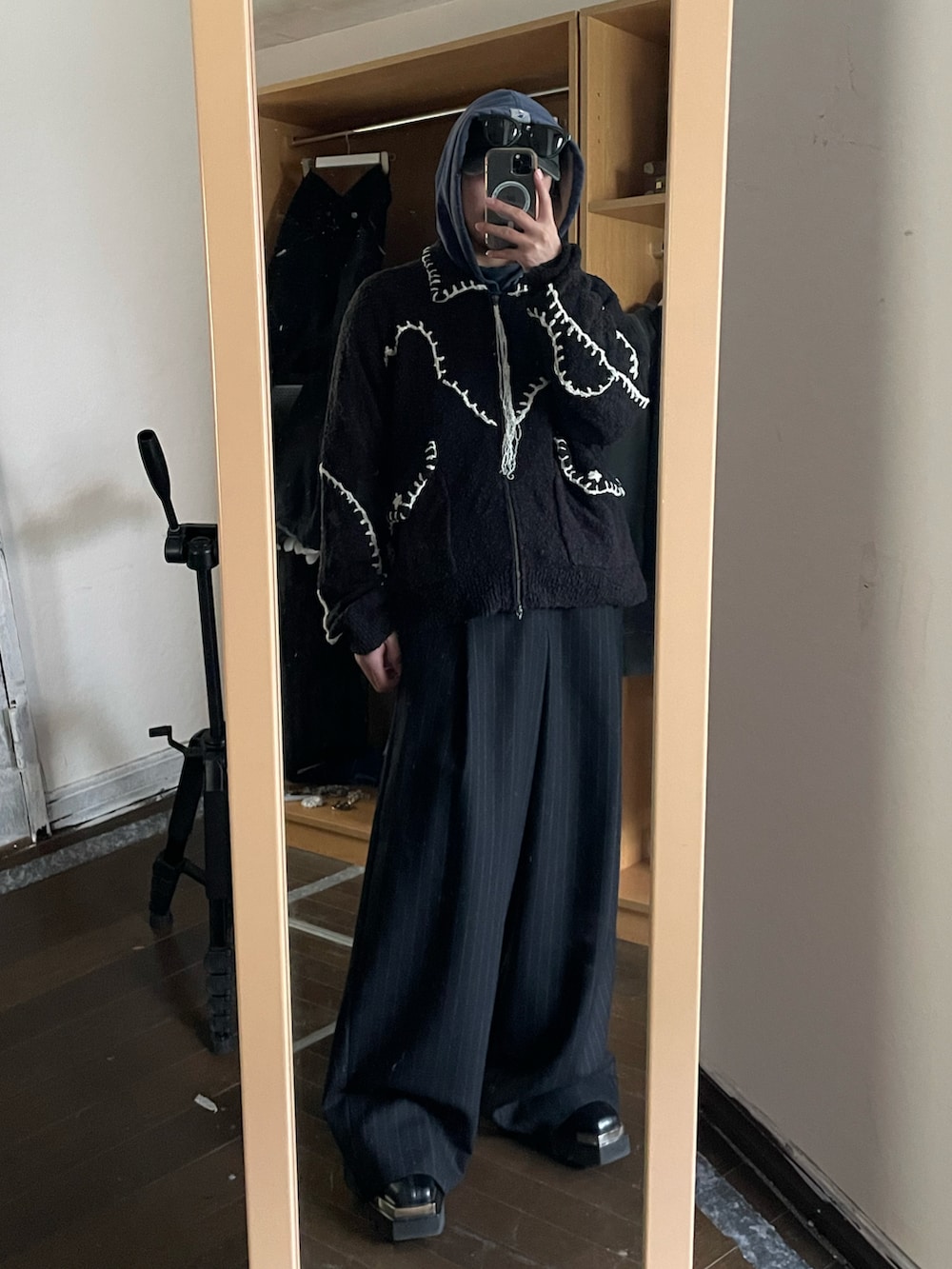 ブラック系のニット/セーター、ブラック系のスラックスを着用したメンズの冬コーディネートの2枚目の写真