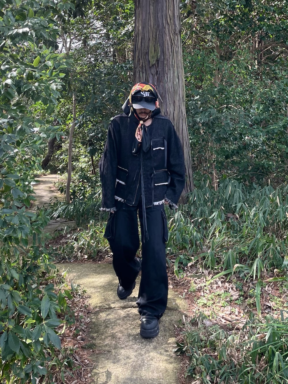 ブラック系のジャケット/アウター、ブラック系のデニムパンツを着用したメンズの冬コーディネートの2枚目の写真