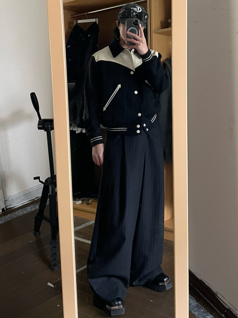 ブラック系のジャケット/アウター、ブラック系のブーツを着用したメンズの冬コーディネートの3枚目の写真