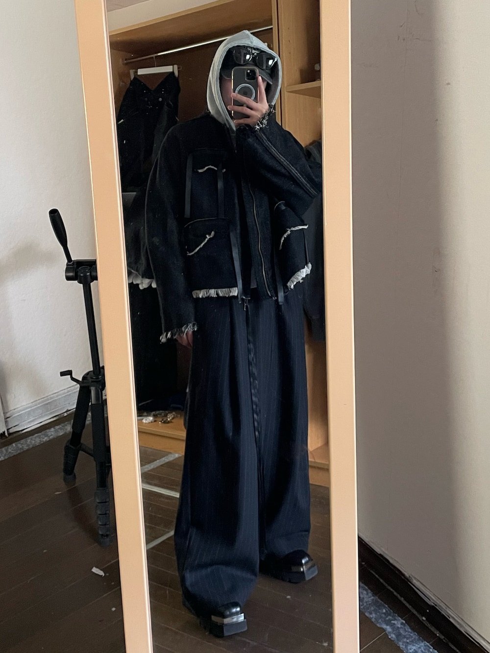 ブラック系のジャケット/アウター、ブラック系のスラックスを着用したメンズの冬コーディネートの2枚目の写真