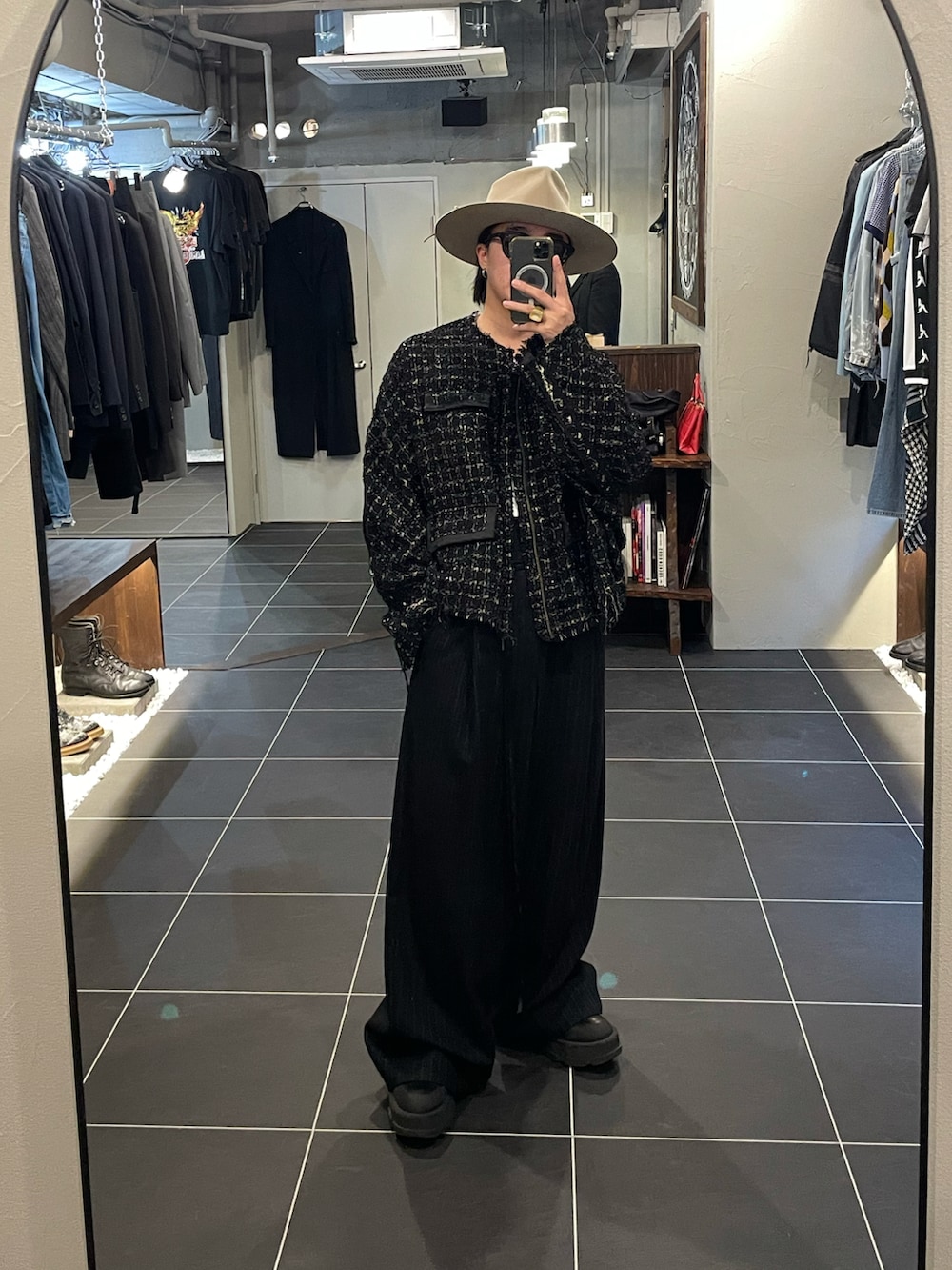ブラック系のジャケット/アウター、ブラック系のスラックスを着用したメンズの春コーディネートの2枚目の写真