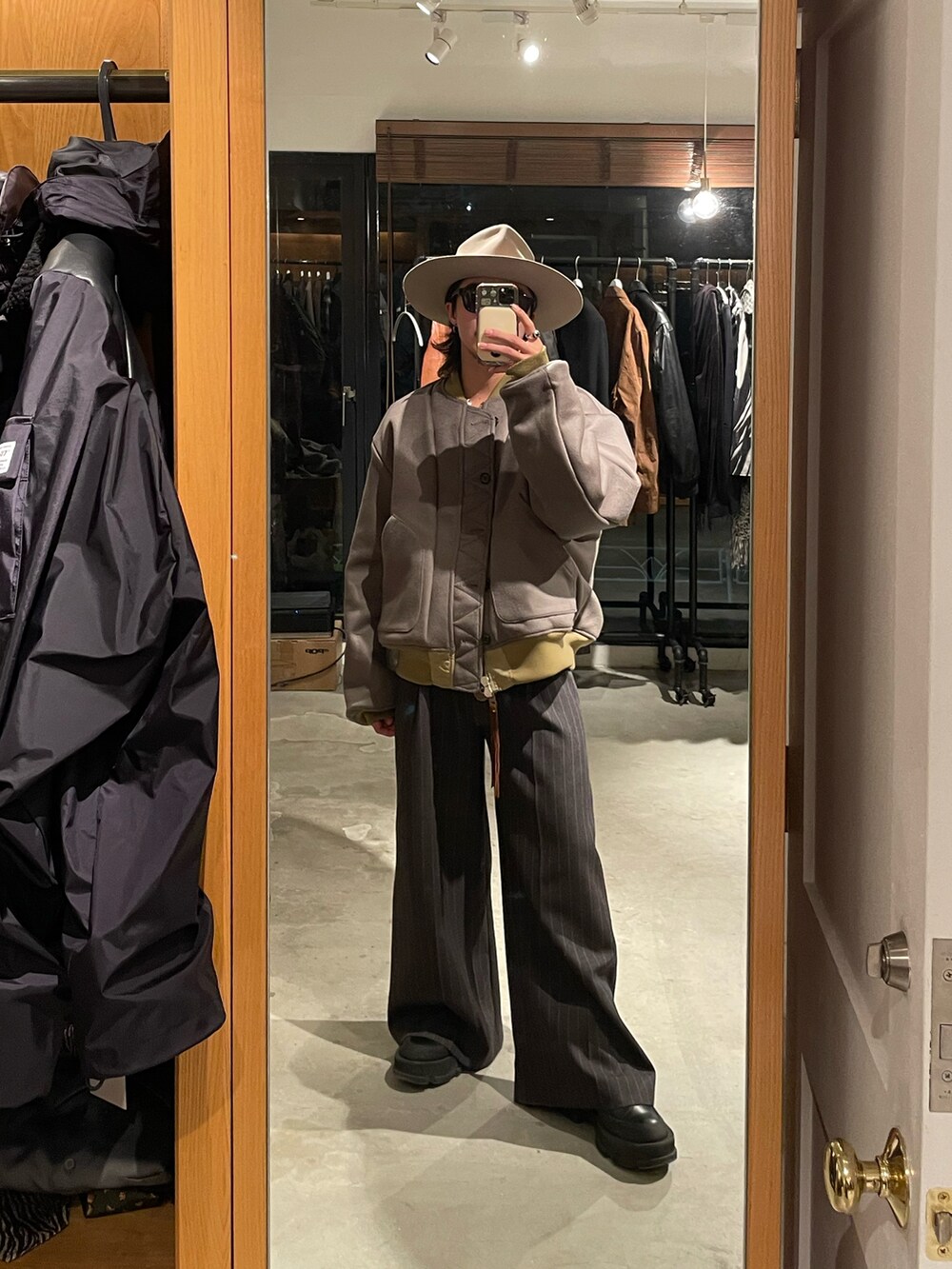 「SHIKITARIのアイテム（パンツ、グレー系）」を使った、qsssy さん（メンズ・160cm）の秋コーディネートの2枚目の写真