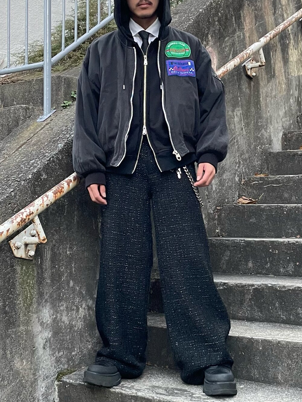 「SHIKITARIのアイテム（パンツ、ブラック系）」を使った、qsssy さん（メンズ・160cm）の冬コーディネートの2枚目の写真
