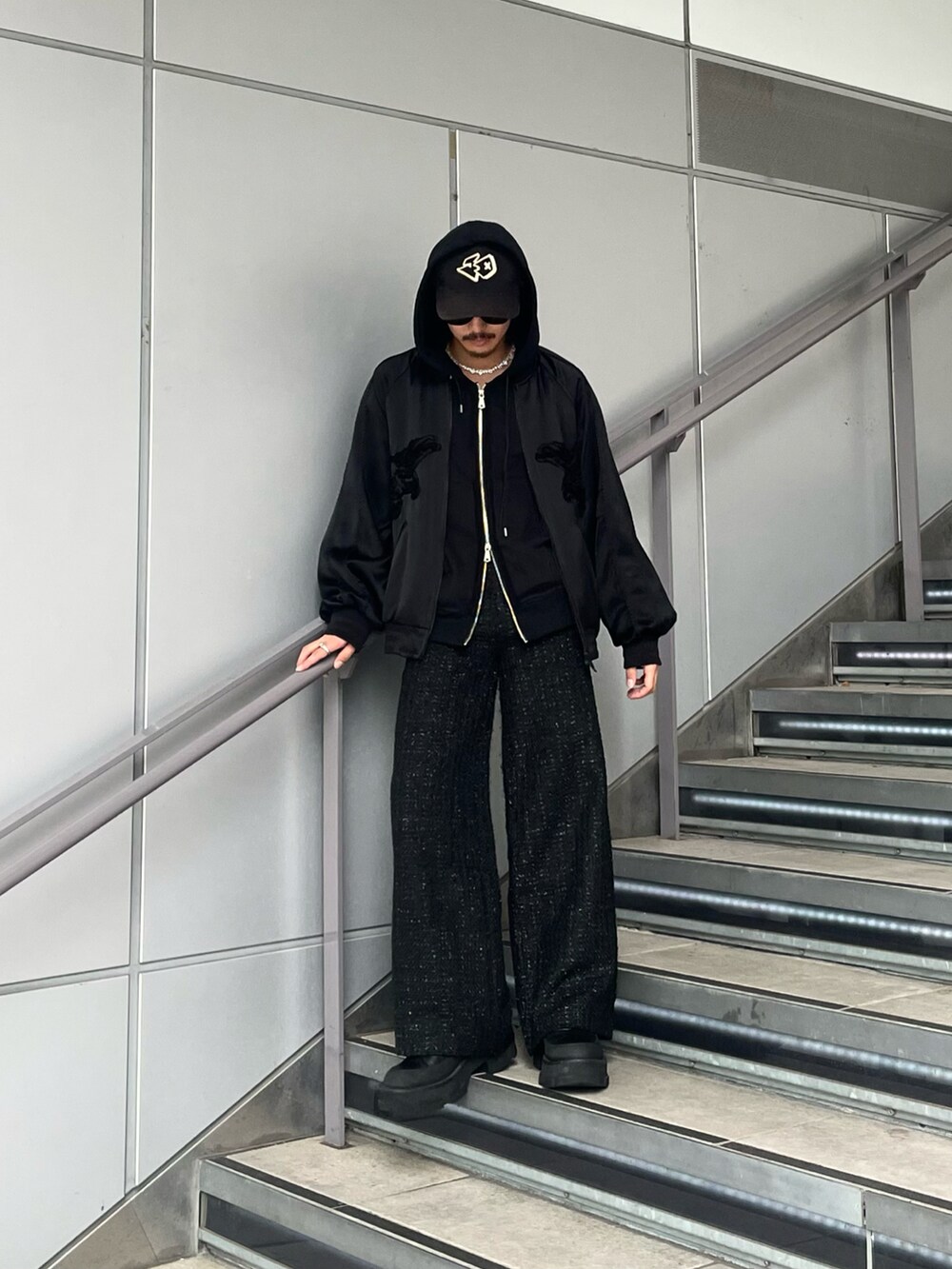 「SHIKITARIのアイテム（パンツ、ブラック系）」を使った、qsssy さん（メンズ・160cm）の秋コーディネートの4枚目の写真
