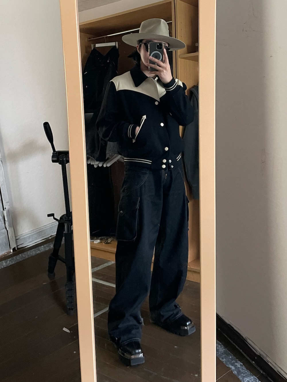 ブラック系のジャケット/アウター、ブラック系のデニムパンツを着用したメンズの冬コーディネートの2枚目の写真