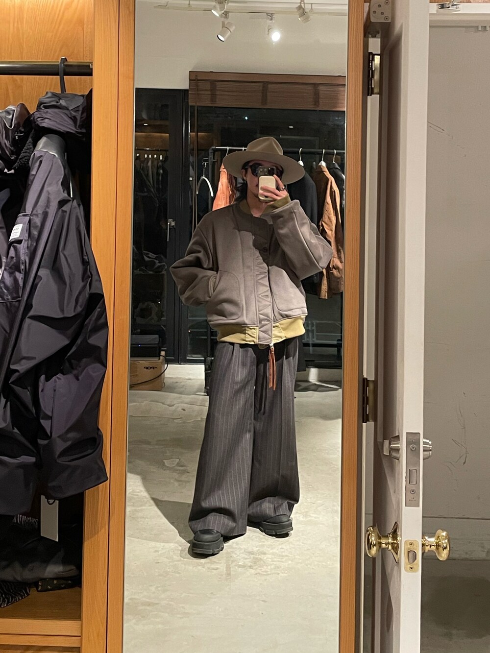 「SHIKITARIのアイテム（パンツ、グレー系）」を使った、qsssy さん（メンズ・160cm）の秋コーディネートの3枚目の写真