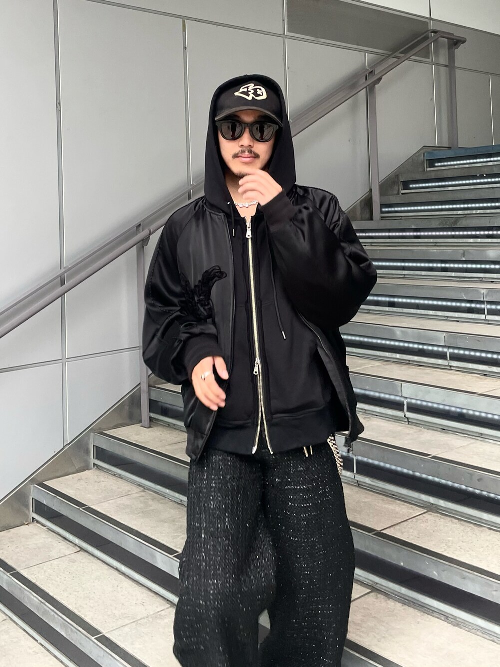 「SHIKITARIのアイテム（パンツ、ブラック系）」を使った、qsssy さん（メンズ・160cm）の秋コーディネートの5枚目の写真