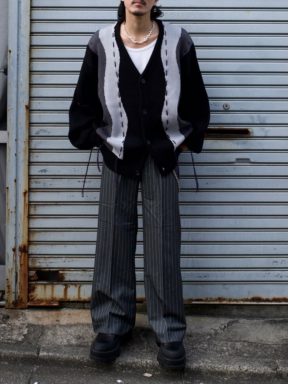 ブラック系のカーディガン/ボレロ、グレー系のパンツを着用したメンズの秋コーディネートの3枚目の写真