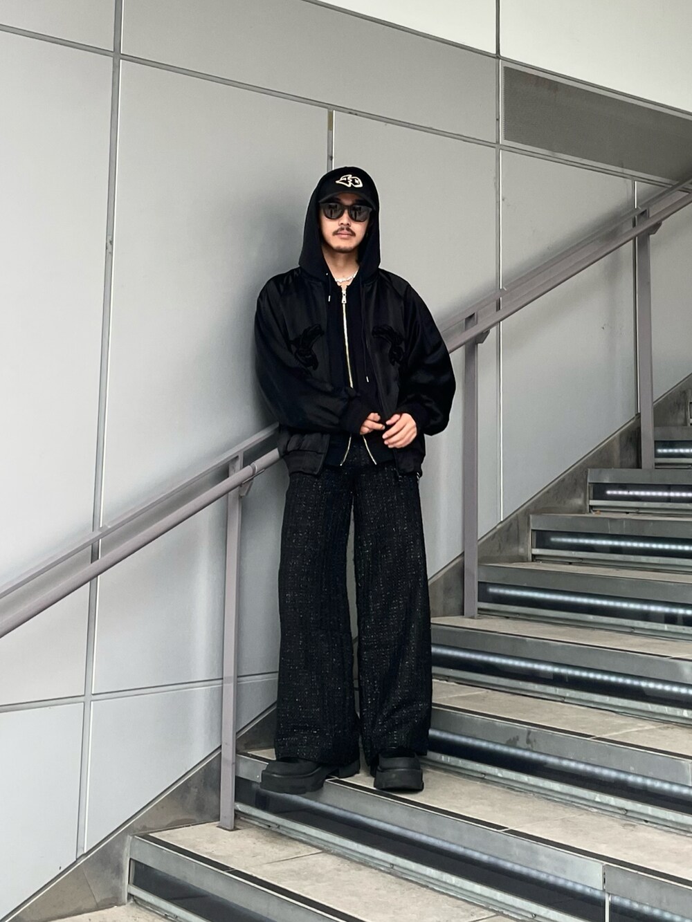 「SHIKITARIのアイテム（パンツ、ブラック系）」を使った、qsssy さん（メンズ・160cm）の秋コーディネートの2枚目の写真