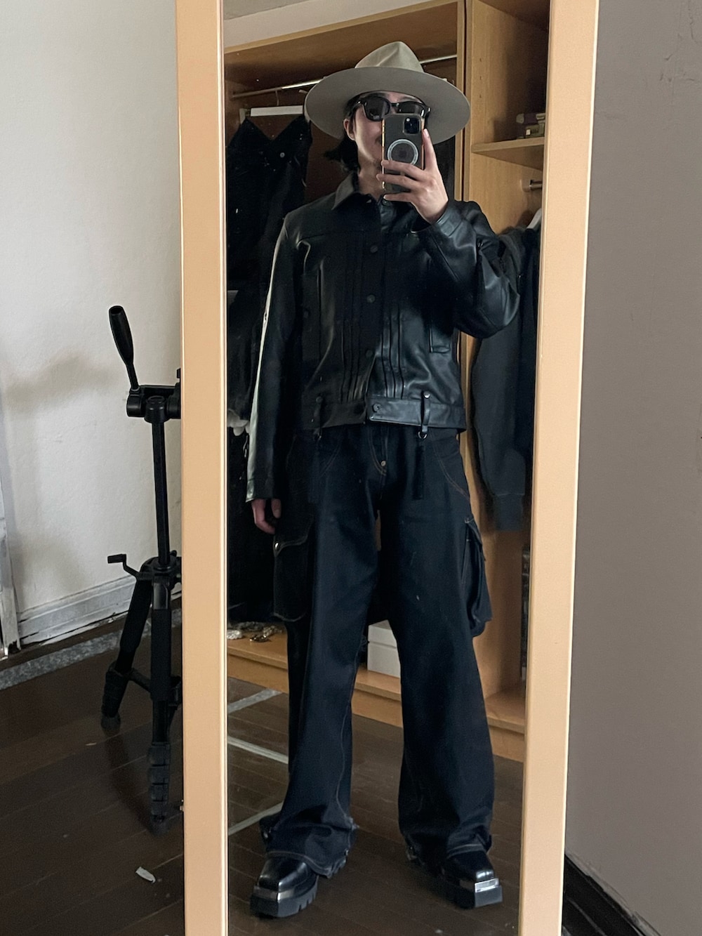 ブラック系のジャケット/アウターを着用したメンズの冬コーディネートの2枚目の写真