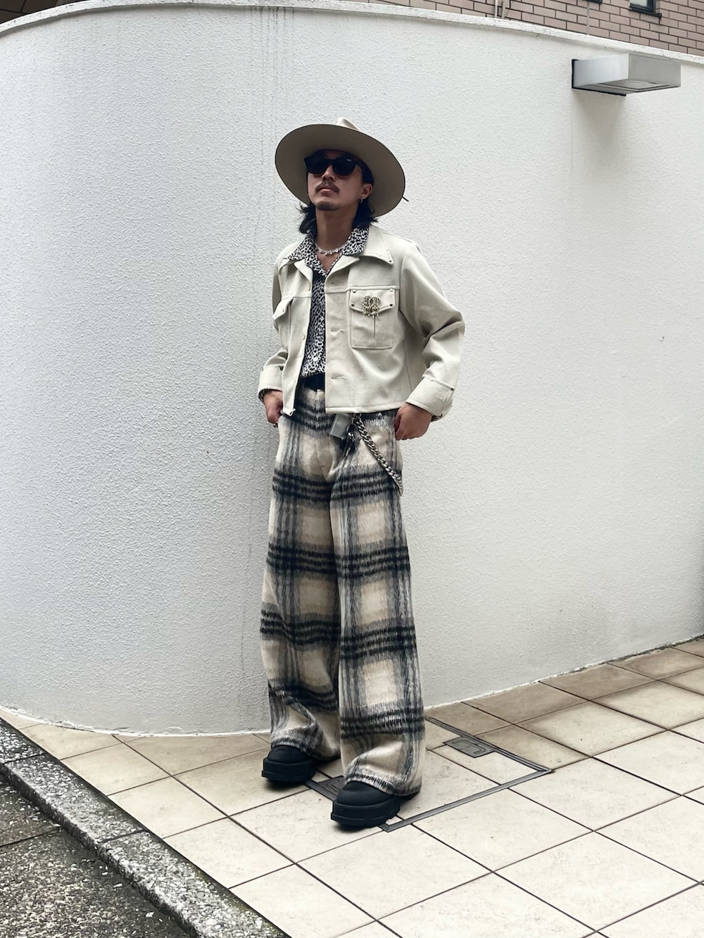 「SHIKITARIのアイテム（パンツ、ブラック系）」を使った、qsssy さん（メンズ・160cm）の秋コーディネートの2枚目の写真