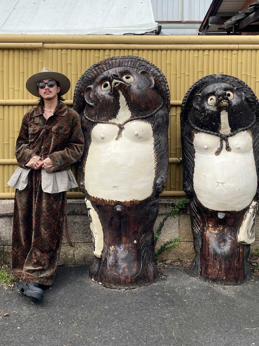 ブラウン系のジャケット/アウターを着用したメンズの秋コーディネートの2枚目の写真
