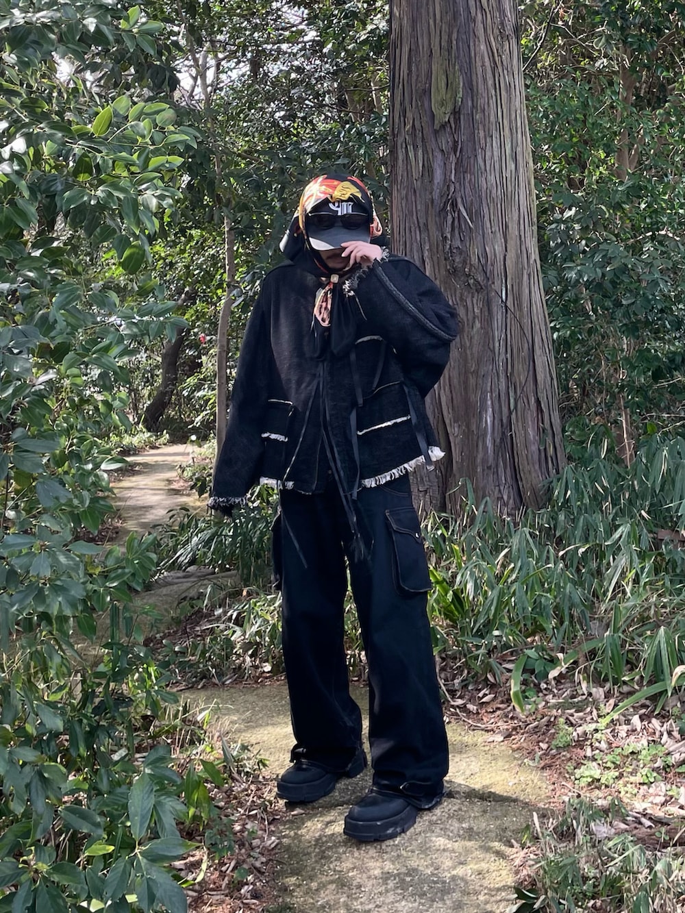 ブラック系のジャケット/アウター、ブラック系のデニムパンツを着用したメンズの冬コーディネートの3枚目の写真