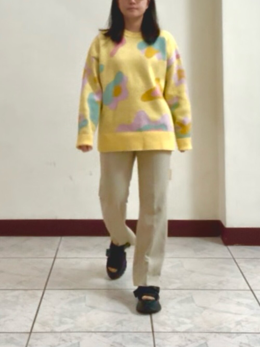 その他のトップス、ベージュ系のその他パンツ、ブラック系のサンダルを着用したレディースの冬コーディネートの2枚目の写真