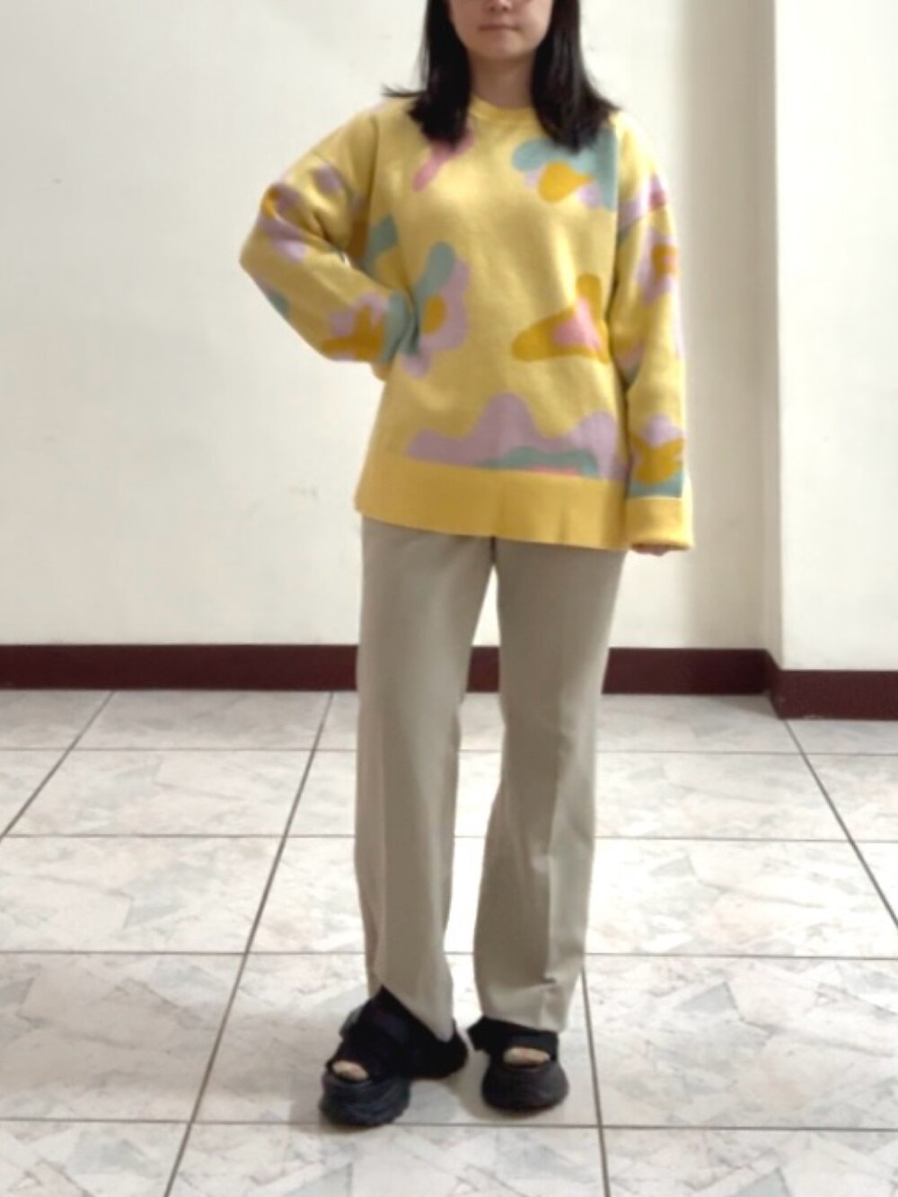 その他のトップス、ベージュ系のその他パンツ、ブラック系のサンダルを着用したレディースの冬コーディネートの3枚目の写真