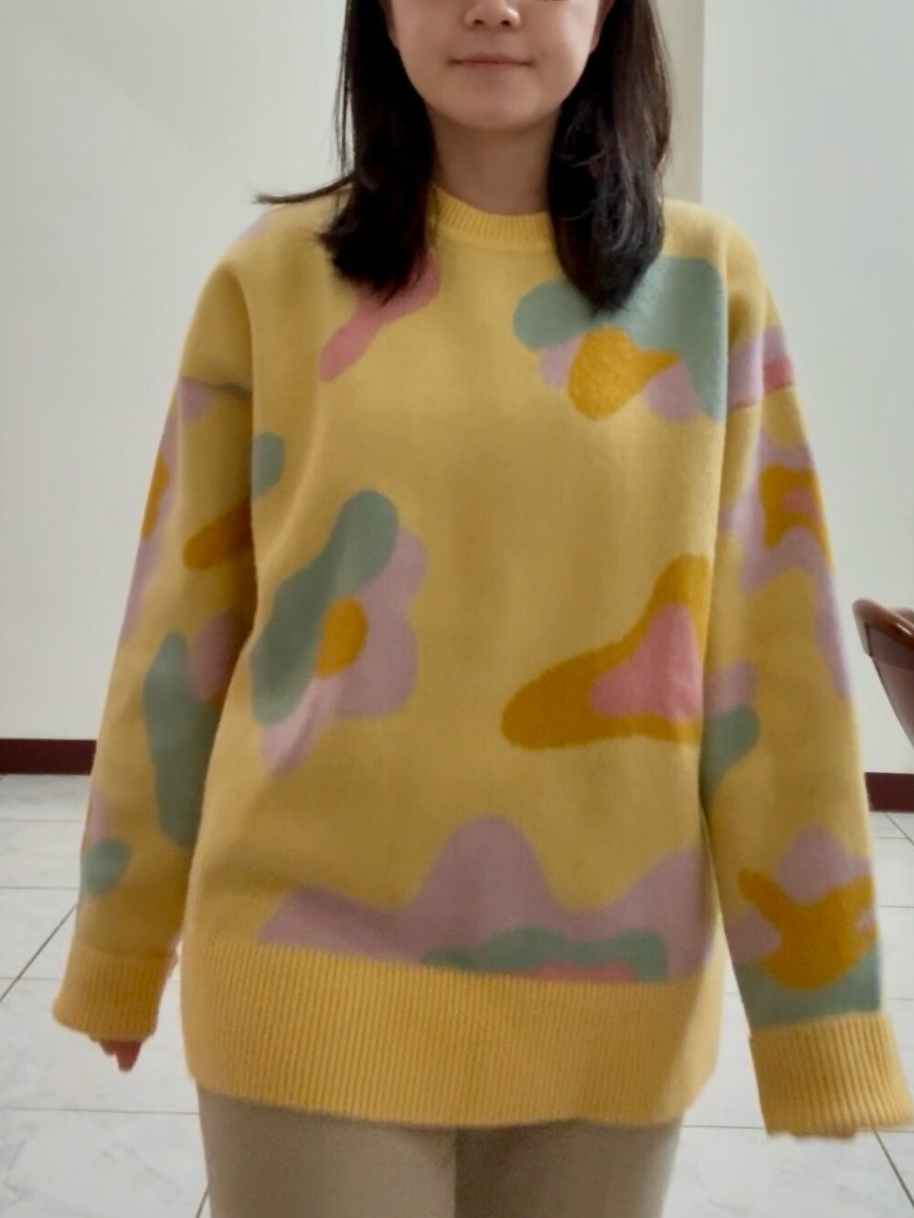 その他のトップス、ベージュ系のその他パンツ、ブラック系のサンダルを着用したレディースの冬コーディネートの4枚目の写真