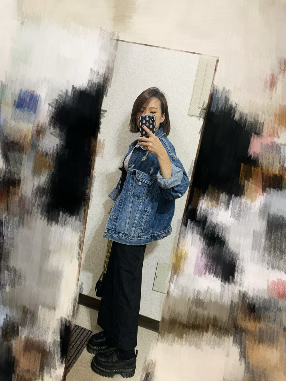 ブルー系のデニムジャケット、ブラック系のローファー、ブラック系のショルダーバッグを着用したレディースの夏コーディネートの2枚目の写真