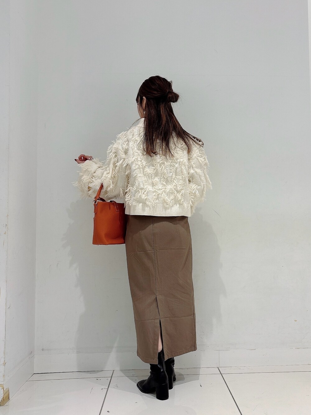 「冬コーデ、ホワイトコーデ、クリスマスに着たい服、ブーツ、休日スタイル、冬服、オトナカジュアル、最近のいい感じコーデ、スカートスタイル、ママコーデ」｜「SENSE OF PLACE by URBAN RESEARCHのフリンジニットジャケット（ニット/セーター、ホワイト系）」を使った、Maiさん（レディース・156cm）の冬コーディネートの3枚目の写真