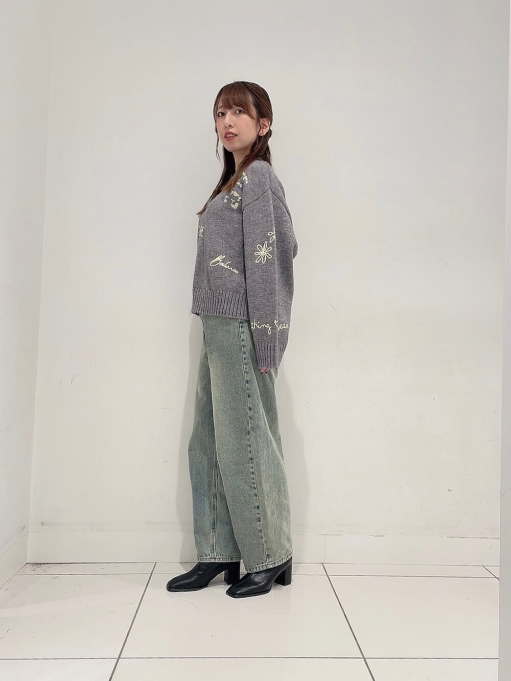 「ニット、冬コーデ、シンプルスタイル、秋冬、大人かわいい、低身長コーデ、ブーツスタイル、ママコーデ」|「SENSE OF PLACE by URBAN RESEARCHの『柴田ひかりさん着用』シシュウデザインセーター(ニット/セーター、グレー系)」を使った、Maiさん(レディース・156cm)の秋コーディネートの4枚目の写真