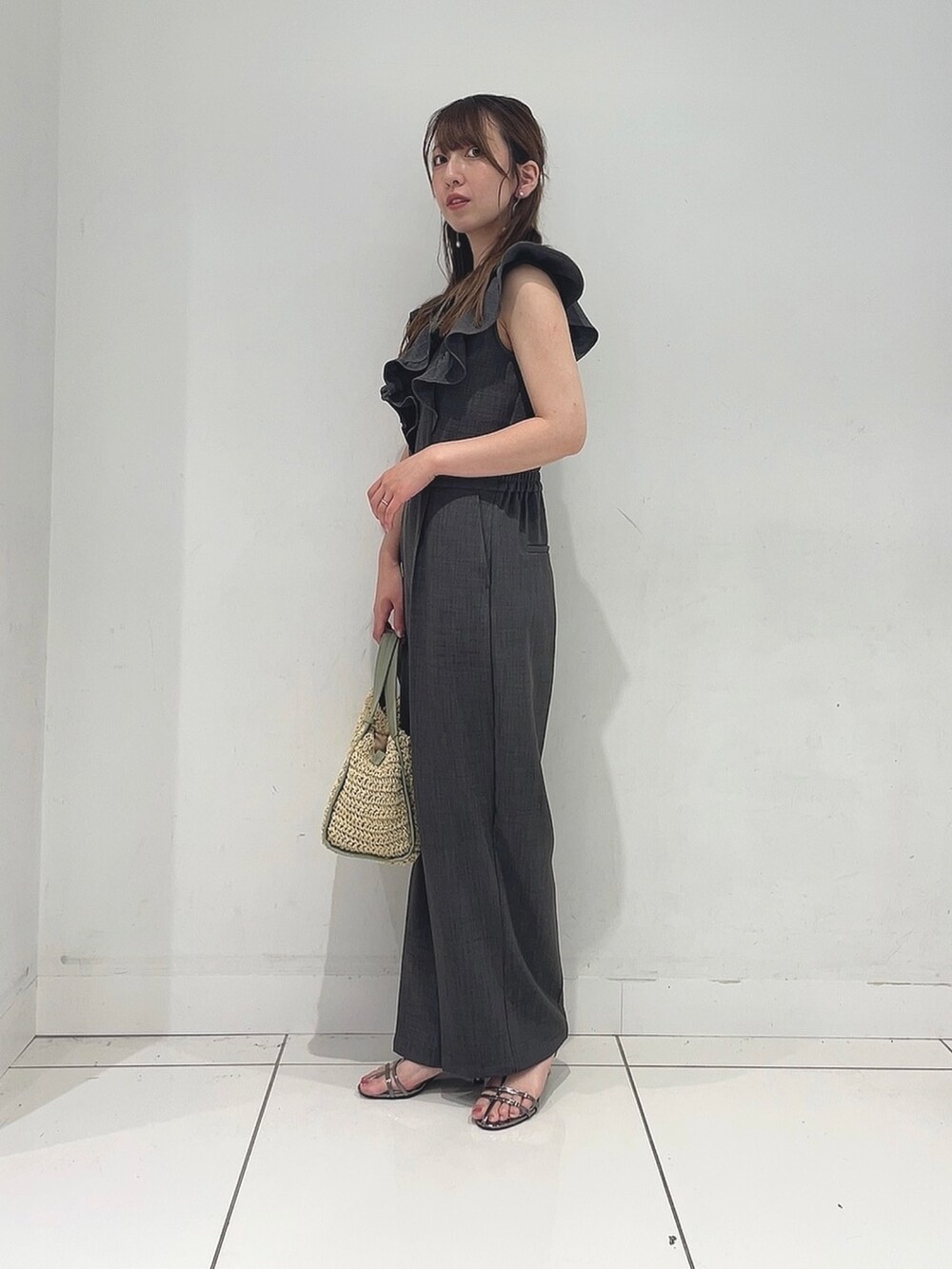 「夏コーデ、オトナカワイイ、初夏コーデ、ラフコーデ、楽チンコーデ、ノースリーブ、ママコーデ」｜「HEYUMMのフリルスリーブオールインワン（サロペット/オーバーオール、グレー系）」を使った、Maiさん（レディース・156cm）の夏コーディネートの4枚目の写真