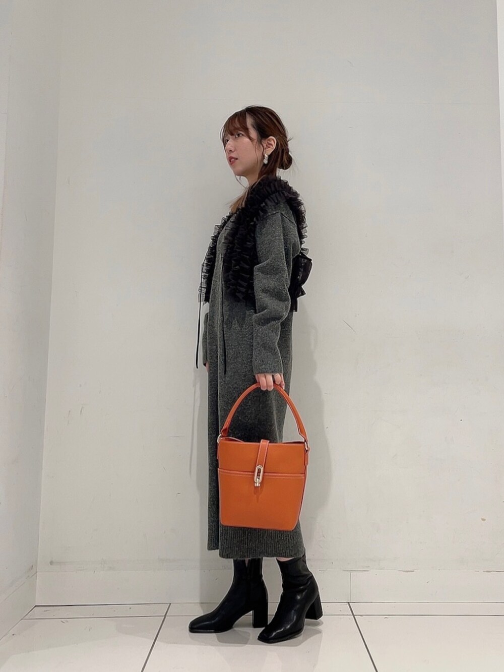 「最近のいい感じコーデ、ベスト、冬コーデ、お出かけコーデ、ラクチンコーデ、ワンピース、ママコーデ」｜「SENSE OF PLACE by URBAN RESEARCHのチュールベストレイヤードニットワンピース（ワンピース、グレー系）」を使った、Maiさん（レディース・156cm）の秋コーディネートの3枚目の写真