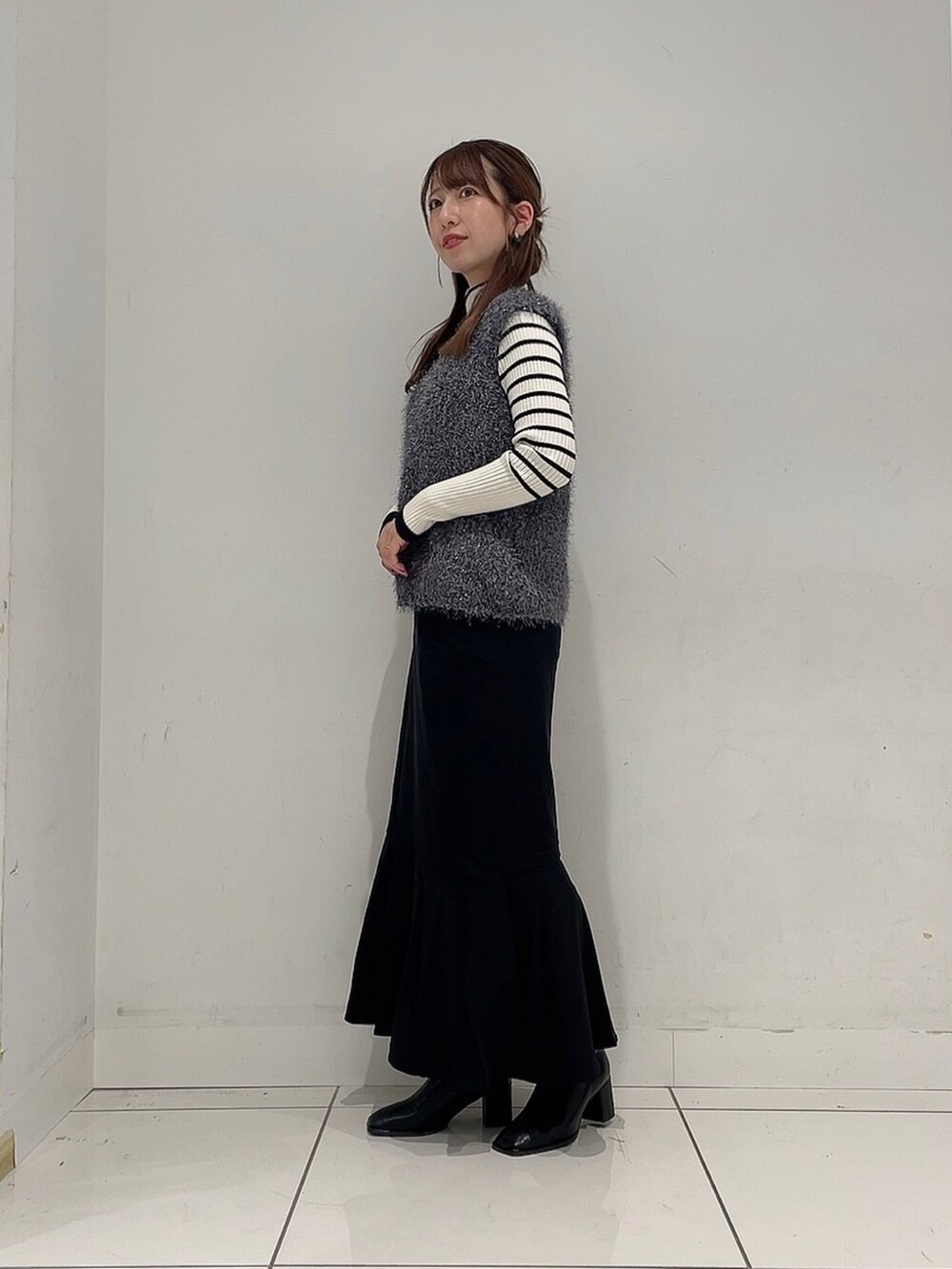 「おしゃ見えテクニック、ニット、プチプラ、ベスト、秋服コーデ、着回しコーデ、秋冬、ニットコーデ、ママファッション」|「SENSE OF PLACE by URBAN RESEARCHの『柴田ひかりさん着用』モールフェザーニットベスト(ベスト、グレー系)」を使った、Maiさん(レディース・156cm)の秋コーディネートの2枚目の写真
