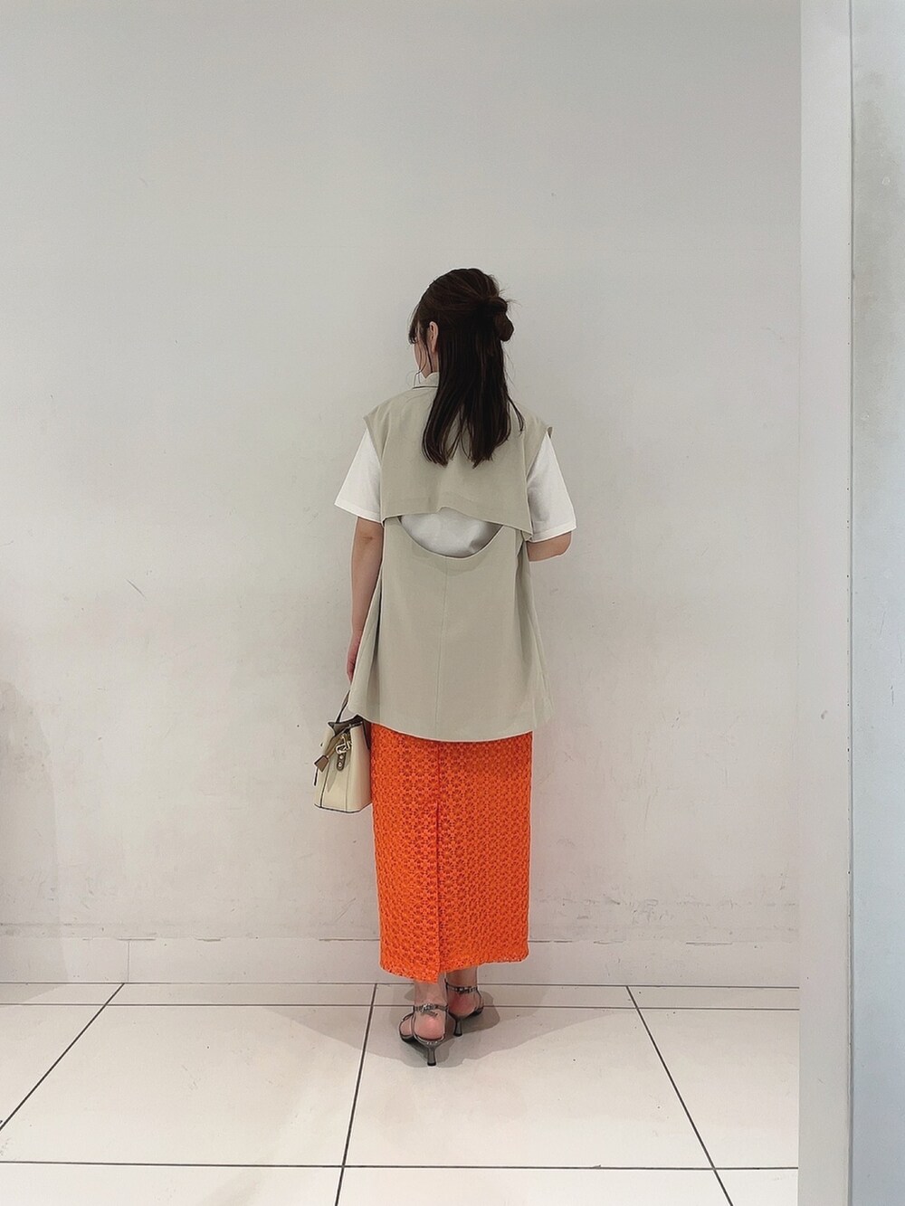 「春夏コーデ、ラクチンコーデ、きれいめカジュアル、着回しコーデ、低身長コーデ」｜「SENSE OF PLACE by URBAN RESEARCHの『一部WEB限定カラー』『UR TECH DRYLUXE』リネンライクバックデザインジレ（ベスト、ベージュ系）」を使った、Maiさん（レディース・156cm）の春コーディネートの5枚目の写真