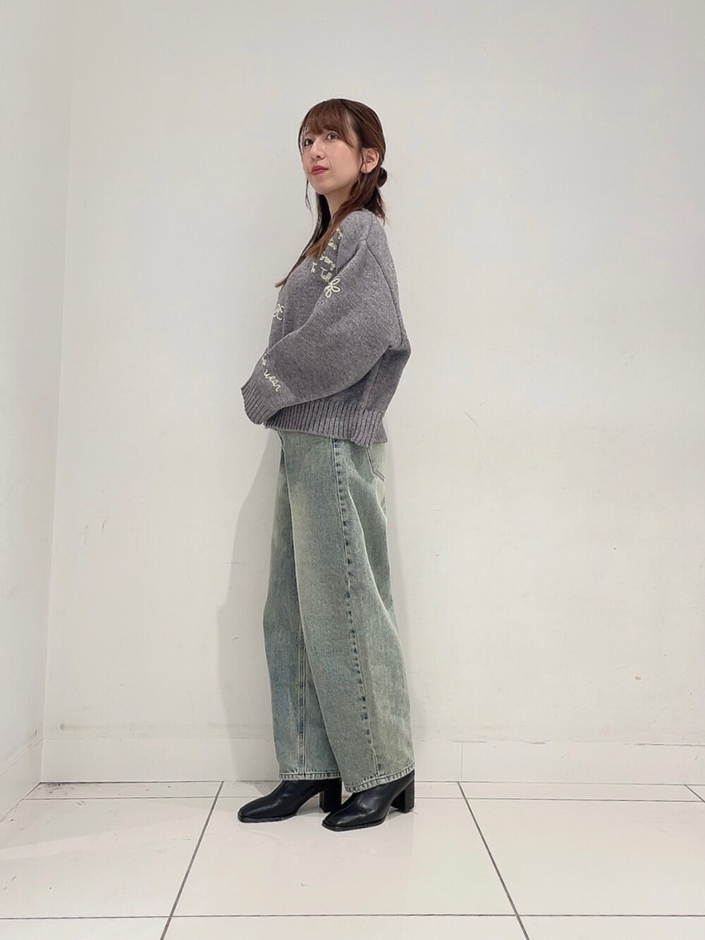 「ニット、冬コーデ、シンプルスタイル、秋冬、大人かわいい、低身長コーデ、ブーツスタイル、ママコーデ」|「SENSE OF PLACE by URBAN RESEARCHの『柴田ひかりさん着用』シシュウデザインセーター(ニット/セーター、グレー系)」を使った、Maiさん(レディース・156cm)の秋コーディネートの3枚目の写真