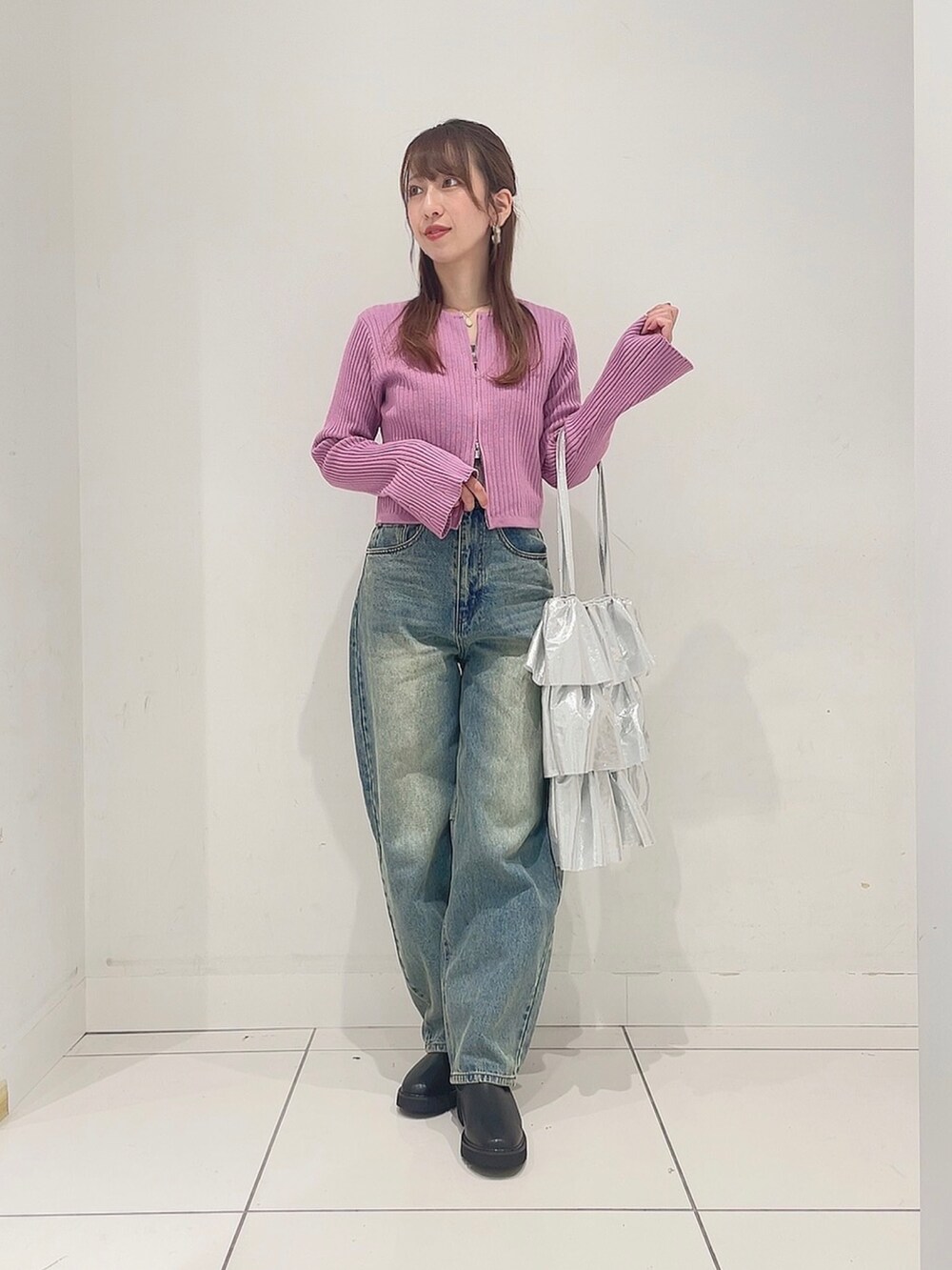 「アウトドアスタイル、秋っぽコーデ更新中、ロングスカート、秋コーデ、パステルカラー、プチプラ、デニム、オトナカワイイ、ママコーデ」｜「SENSE OF PLACE by URBAN RESEARCHのフレアスリーブジップセーター（ニット/セーター、ピンク系）」を使った、Maiさん（レディース・156cm）の秋コーディネートの3枚目の写真