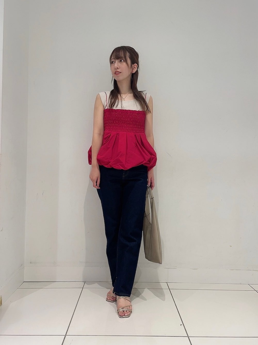「秋服準備はじめました、お出かけコーデ、デートコーデ、休日スタイル、秋コーデ、大人カジュアル、今日のコーデ、おしゃれさんと繋がりたい、デニムコーデ」|「SENSE OF PLACE by URBAN RESEARCHのシャーリングバルーンビスチェ(ベスト、レッド系)」を使った、Maiさん(レディース・156cm)の秋コーディネートの2枚目の写真