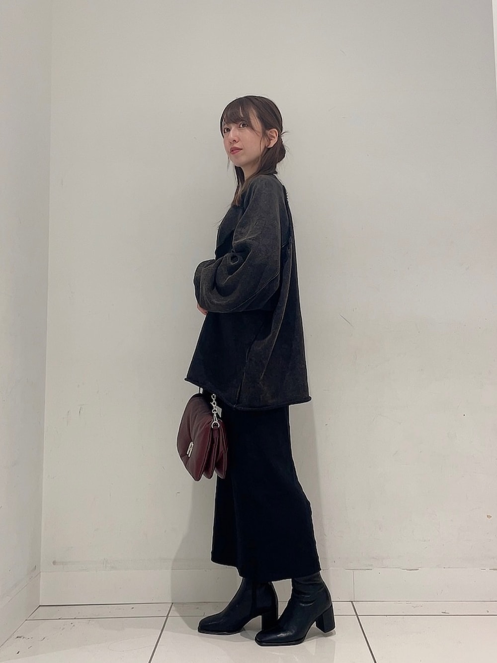 「秋コーデ、お出かけコーデ、楽チンコーデ、大人女子、シンプル、プチプラコーデ、ワントーンコーデ、きれいめカジュアル、ブラックコーデ、低身長女子、ママコーデ」|「SENSE OF PLACE by URBAN RESEARCHのヴィンテージルーズスウェット(スウェット、ブラック系)」を使った、Maiさん(レディース・156cm)の秋コーディネートの4枚目の写真
