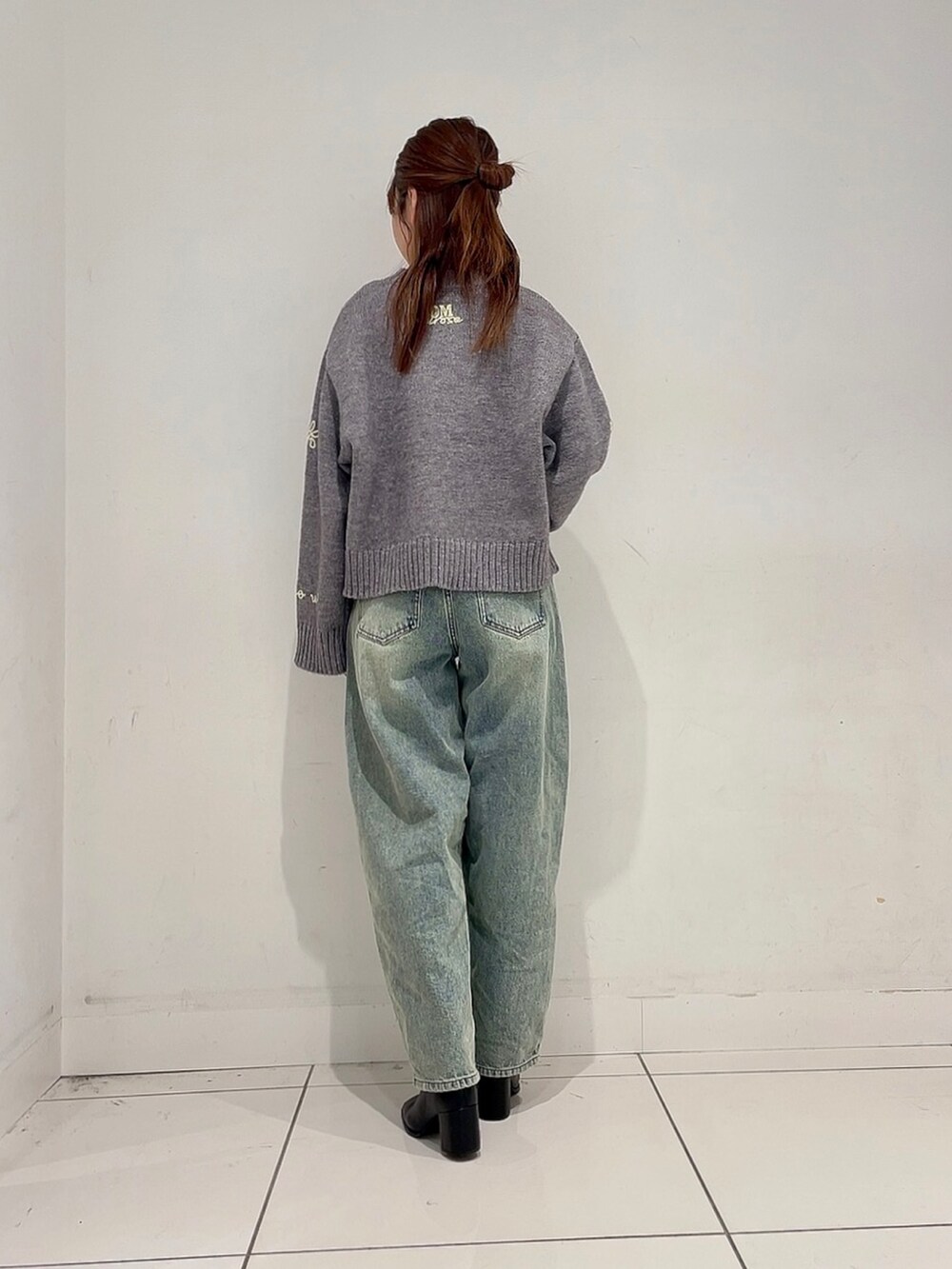 「ニット、冬コーデ、シンプルスタイル、秋冬、大人かわいい、低身長コーデ、ブーツスタイル、ママコーデ」|「SENSE OF PLACE by URBAN RESEARCHの『柴田ひかりさん着用』シシュウデザインセーター(ニット/セーター、グレー系)」を使った、Maiさん(レディース・156cm)の秋コーディネートの5枚目の写真