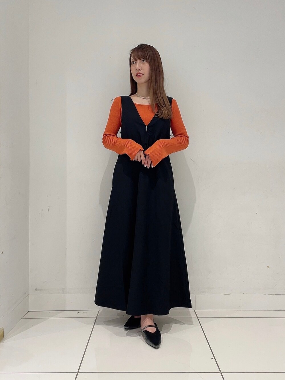「秋コーデ、休日スタイル、ロングスカート、シンプルスタイル、ゆるコーデ、ラクチンコーデ、ワンピース、ママコーデ」｜「SENSE OF PLACE by URBAN RESEARCHの2WAYジャンパースカート（ワンピース、ブラック系）」を使った、Maiさん（レディース・156cm）の秋コーディネートの3枚目の写真