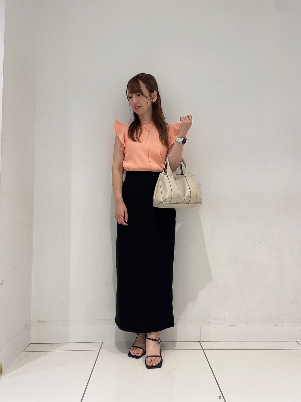 「夏コーデ、おしゃ見えテクニック、お出かけコーデ、大人コーデ、シンプル、初夏コーデ、キレイめ、ノースリーブ」|「SENSE OF PLACE by URBAN RESEARCHのストレッチサスツキハイウエストスカート(スカート、ブラック系)」を使った、Maiさん(レディース・156cm)の夏コーディネートの2枚目の写真