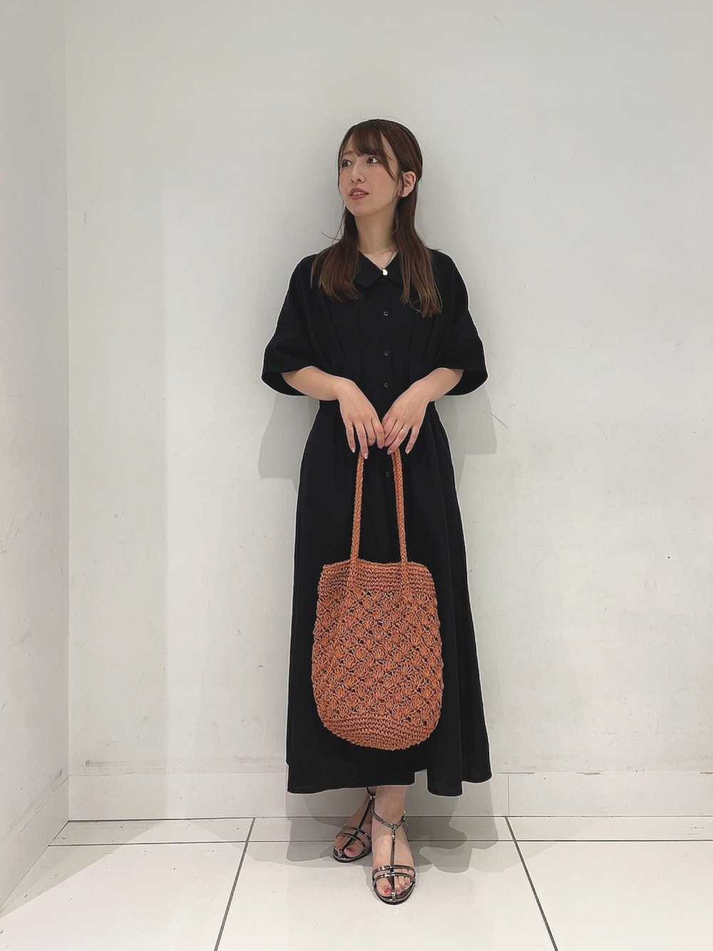 「夏コーデ、サンダル、ワンピース、ラフコーデ、きれいめコーディネート、ママコーデ」｜「SENSE OF PLACE by URBAN RESEARCHのウエストタックシャツワンピース（ワンピース、ブラック系）」を使った、Maiさん（レディース・156cm）の夏コーディネートの3枚目の写真