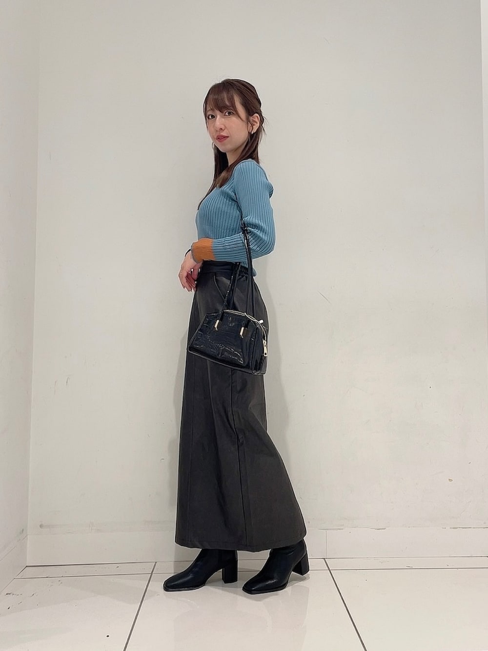 「おしゃ見えテクニック、ニット、お出かけコーデ、秋コーデ、ブーツ、大人可愛い、低身長、ママコーデ、レザースカート」|「SENSE OF PLACE by URBAN RESEARCHのバイカラーコンパクトセーター(ニット/セーター、ブルー系)」を使った、Maiさん(レディース・156cm)の秋コーディネートの3枚目の写真