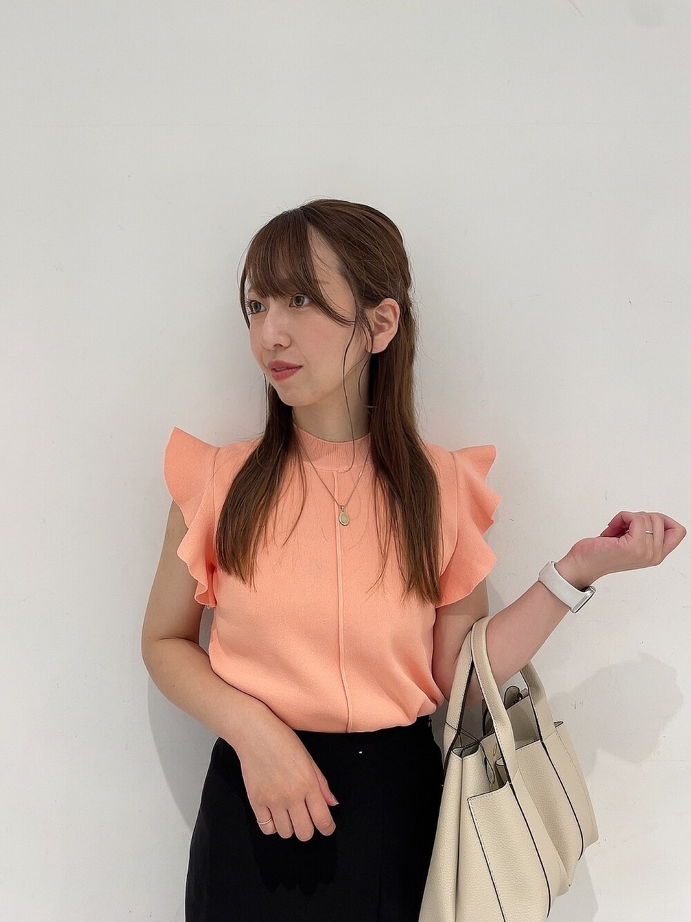 「夏コーデ、おしゃ見えテクニック、お出かけコーデ、大人コーデ、シンプル、初夏コーデ、キレイめ、ノースリーブ」|「SENSE OF PLACE by URBAN RESEARCHのストレッチサスツキハイウエストスカート(スカート、ブラック系)」を使った、Maiさん(レディース・156cm)の夏コーディネートの4枚目の写真